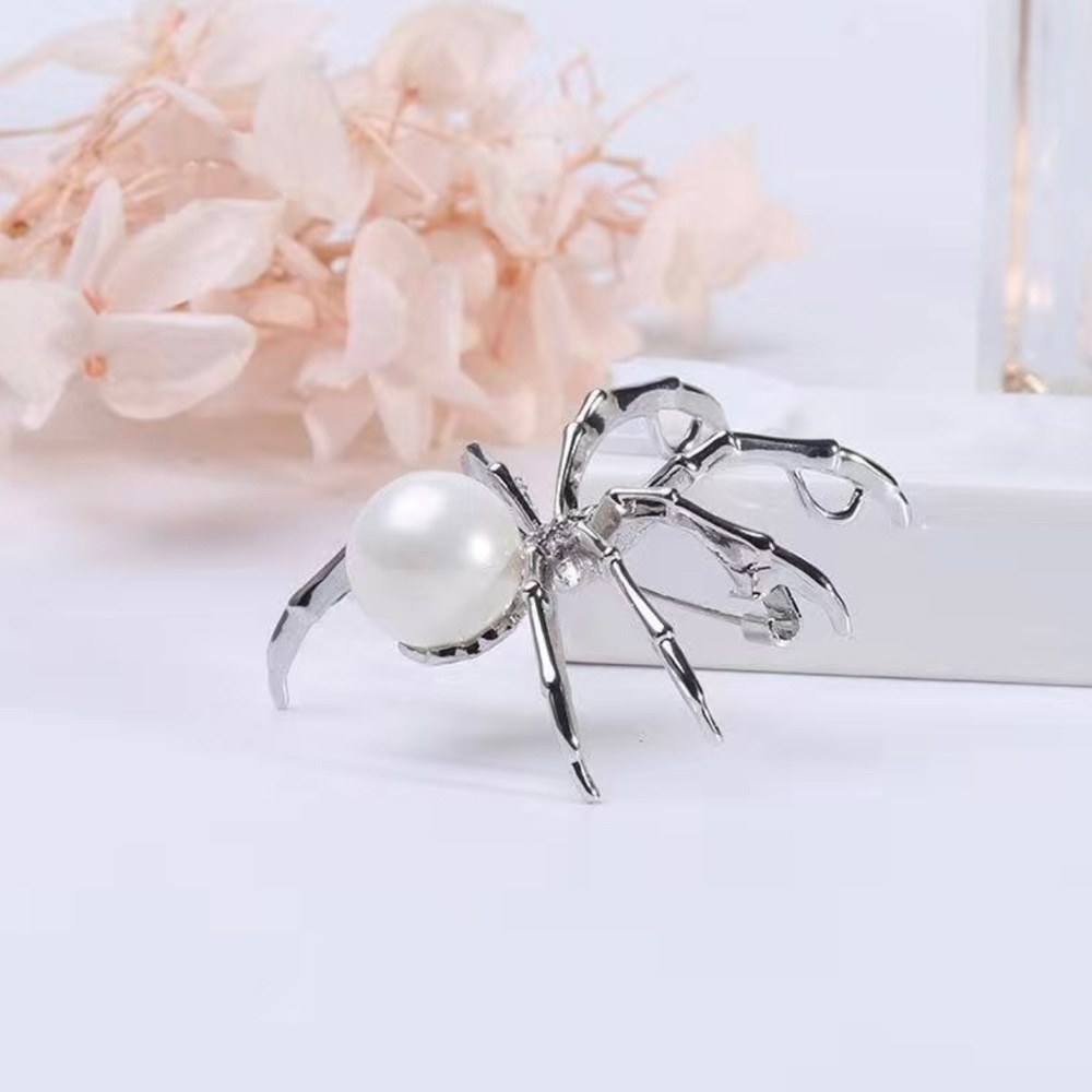 Insect Spider Halloween brooch alloy 
Faux fashion jewelry
Silver‎ Plated/White